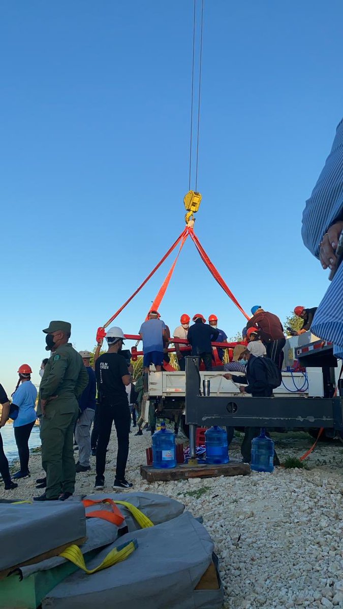 orlandojm's tweet photo. Tengo el honor de informarle al país que el traslado de los manatíes del @acuariord hasta la zona controlada de Bayahibe ha sido un éxito total. Pepe, Juanita y Lupita sortearon el viaje sin problemas y ya están familiarizándose con su nuevo hogar. ¡Juntos hemos hecho historia! https://t.co/eUXA2D3xSL