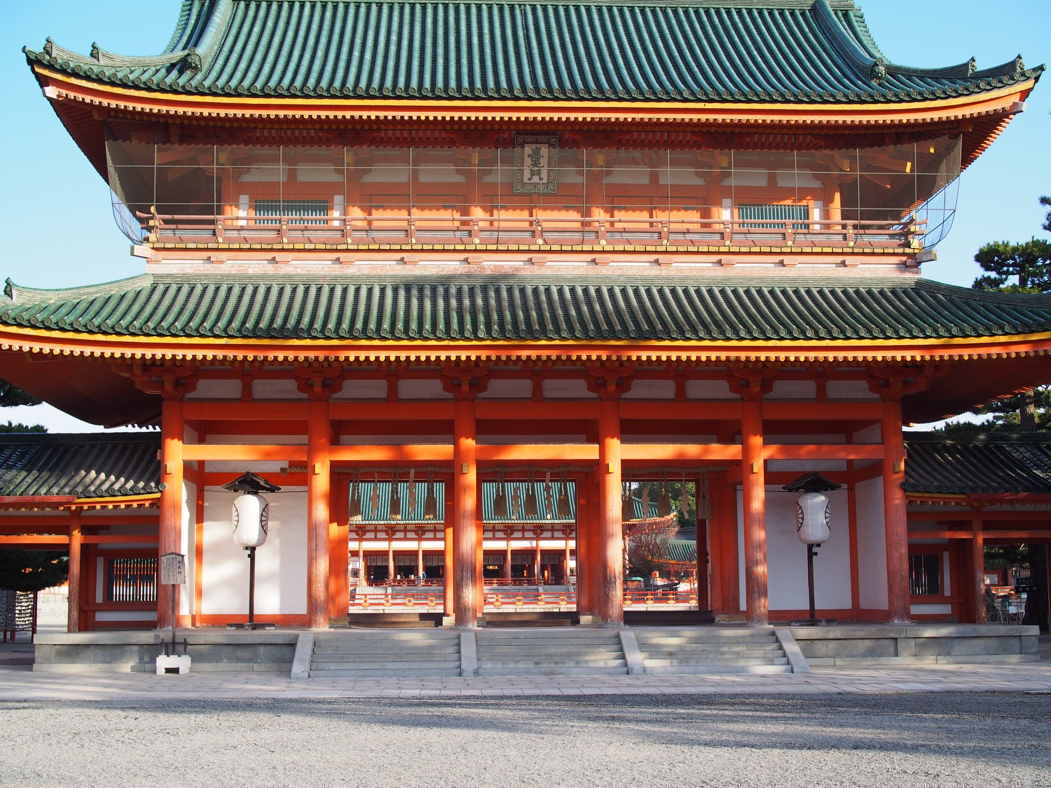 ミスターｉ 京都 平安神宮 こちらも午前中に行ったのだが 入り口の下の白砂利が枯山水の如く砂紋が出来ていて入っていいのか非常に戸惑った 白と朱がとても綺麗な場所でした ぱんだのたび T Co Hficwergwd Twitter