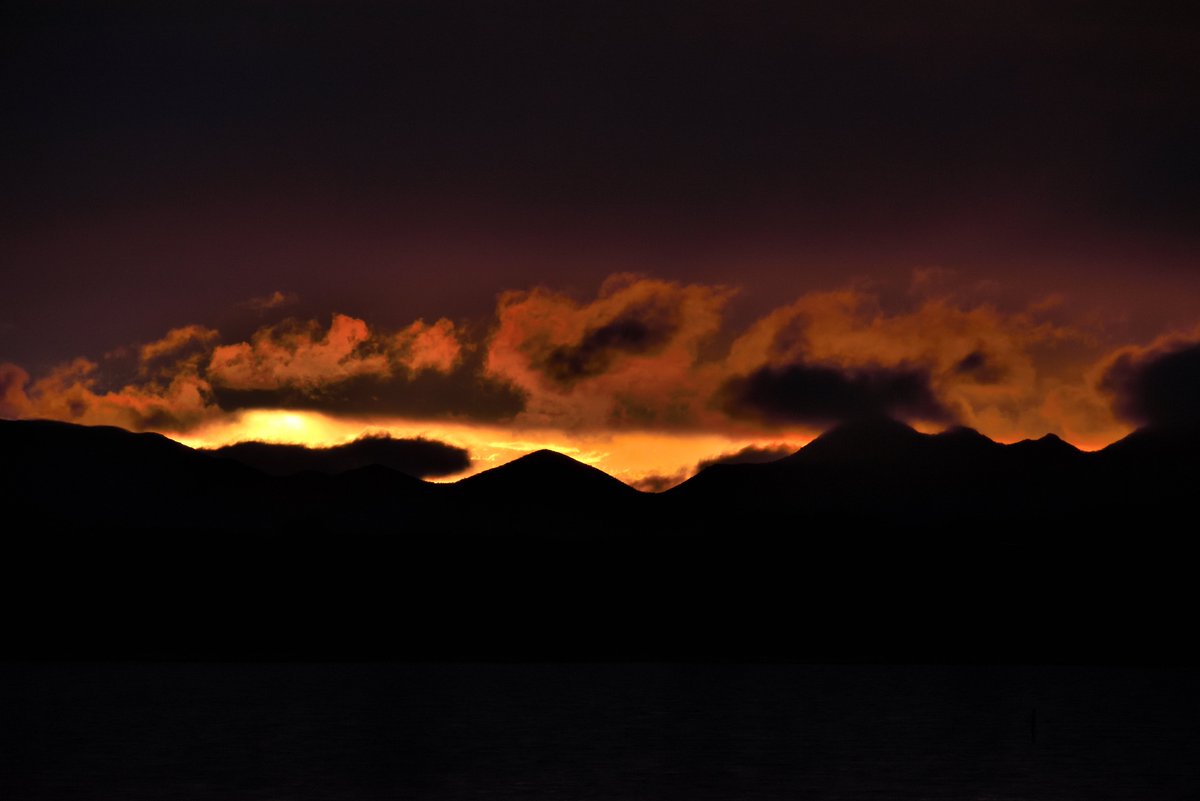 scape366's tweet photo. #scape366.com 349 - The last light of #sunset, sneaking between the #silhouettes of the #serrarange and the #clouds above, spreading an #orange palette through the #sky. Just north of #glenthompson, #stavely has some great vantage points of the southern #grampians #rangescape https://t.co/zWOaUyCvWX