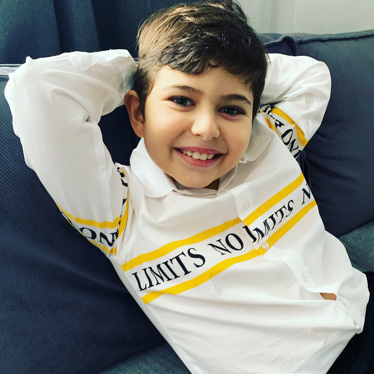 Emir’den özleyenlerine kucak dolusu sevgiler 💛🤍🖤 #emirözyakışır#emirozyakisir#