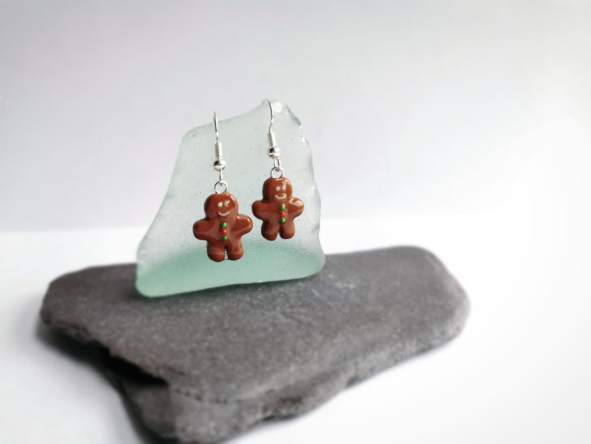 charmagrammer's tweet photo. Aren't these so adorable?! Little ginerbread dangle earrings today with the classic freatures https://t.co/YR93YX2rLR
#cute #christmas2020 #earringsoftheday #mini #gingerbread #polymerclay #polymerclayearrings #handmade #handmadejewellery #aberdeen #earrings #christmas #ShopLocal https://t.co/1du6eXvK5Q