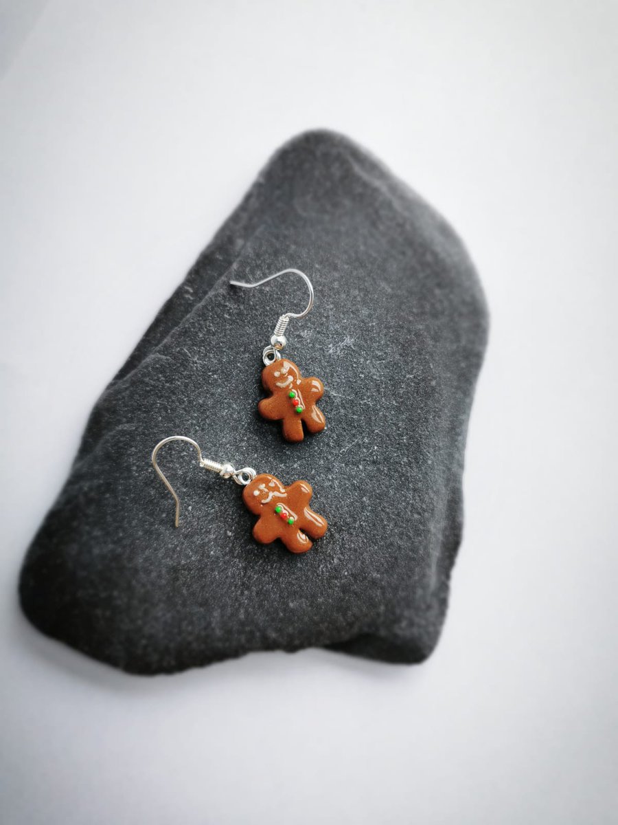 charmagrammer's tweet photo. Aren't these so adorable?! Little ginerbread dangle earrings today with the classic freatures https://t.co/YR93YX2rLR
#cute #christmas2020 #earringsoftheday #mini #gingerbread #polymerclay #polymerclayearrings #handmade #handmadejewellery #aberdeen #earrings #christmas #ShopLocal https://t.co/1du6eXvK5Q