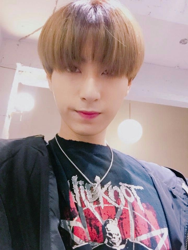 KpopMetal's tweet photo. Jin from BTS with that dope Slipknot t-shirt. #JIN #BTS #Kpop #Slipknot #방탄소년단 https://t.co/dgY1OtqRXK