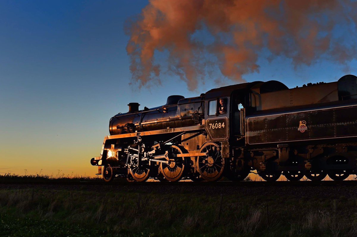 76084Loco's tweet photo. Our engine catching the evening glint with Driver Nigel Glithro at the helm 

📸 Robin Coombes https://t.co/ipiKLP5Abv