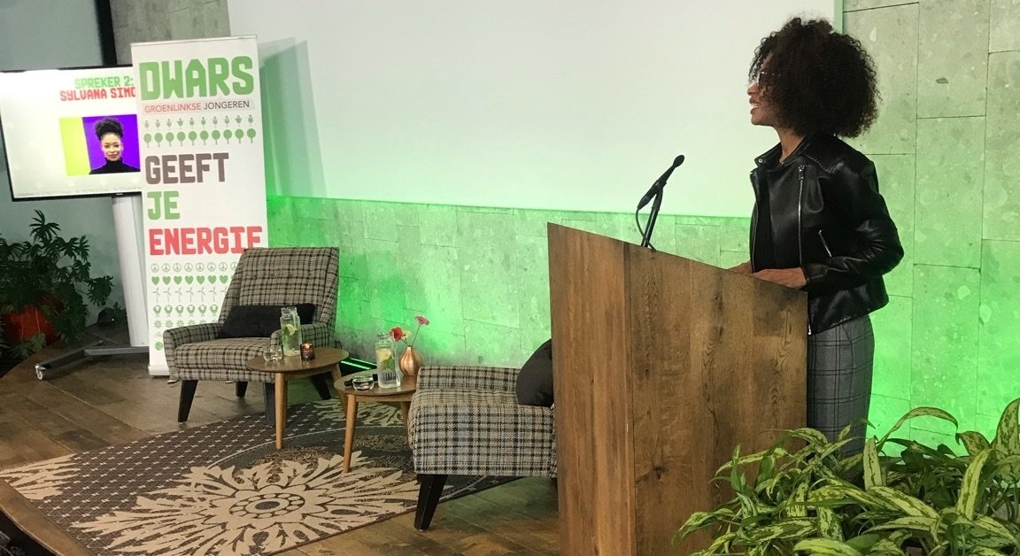 PolitiekBIJ1's tweet photo. Onze partijleider @SylvanaBIJ1 spreekt vandaag de jongeren van @groenlinks toe. Omdat @DWARS en @PolitiekBIJ1 meer dan ooit voor een gezamenlijk doel staan.

Hoe blijven we als linkse progressieve beweging dichtbij onze idealen, met representatie op alle niveaus binnen de partij? https://t.co/Xump2xOrtK