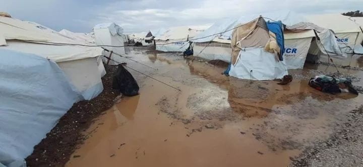 IuventaCrew's tweet image. "Es gibt viele Arten zu töten. Nur weniges davon ist verboten.“
Europa raubt in Moria 2 nicht nur die Würde der Menschen, Europa bringt die Menschen langsam um.

#EvacuateNow