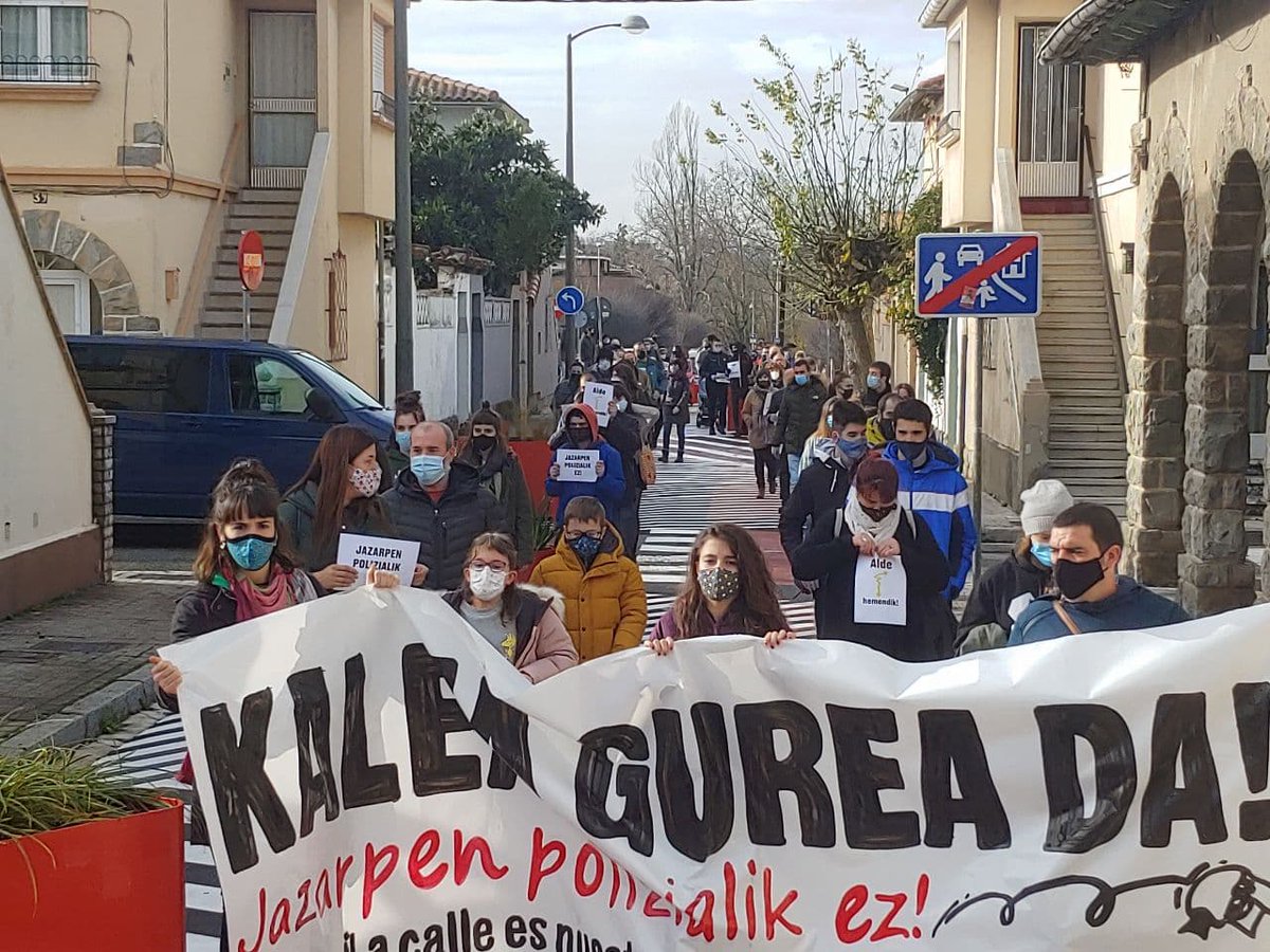 AhotsaInfo's tweet photo. #NoAlAbusoPolicial
#JazarpenPolizialikEz Manifestación en Txantrea frente a los abusos policiales https://t.co/sY6RZ1JnpE