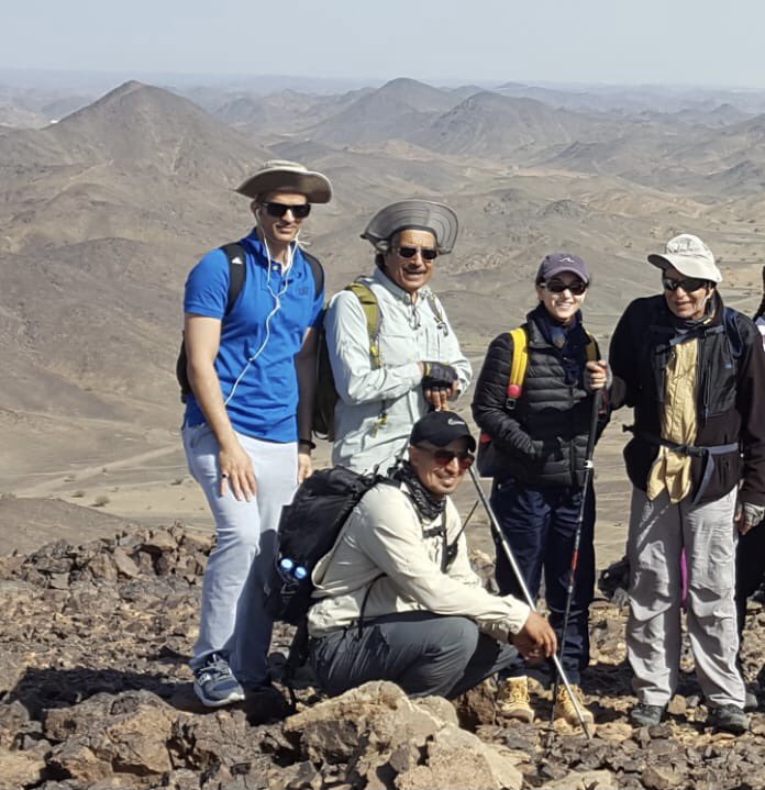 akuwaiz's tweet photo. بعد قرابة ساعة ونصف مضنية من طلوعنا لجبل ام الفهود في ثنية باهلة قرب القويعية وصلنا للقمة. كان المنظر من حولنا بديعاًحيث ظهرت قمم تلك الجبال السود بما في ذلك شمالات. على قمة ذلك الجبل دائرة حجرية كبيرة جداً يقارب محيطها ١٠٠متر بداخلها ٦بنايات صخرية يعتقد انها قبور https://t.co/UvCFSW9pCO