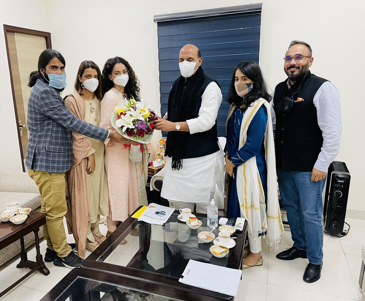 Today team #Tejas met honourable defence minister Shri <a href="/rajnathsingh/">Rajnath Singh</a> ji for his blessings, we shared the script of our film Tejas with <a href="/IAF_MCC/">Indian Air Force</a> as well and seeked few permissions, Jai Hind 🙏