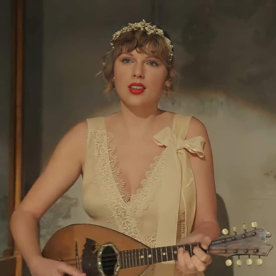 whydreamin's tweet photo. happy birthday taylor !! ur music inspires me i love u 🖤 https://t.co/fowRtDhREu