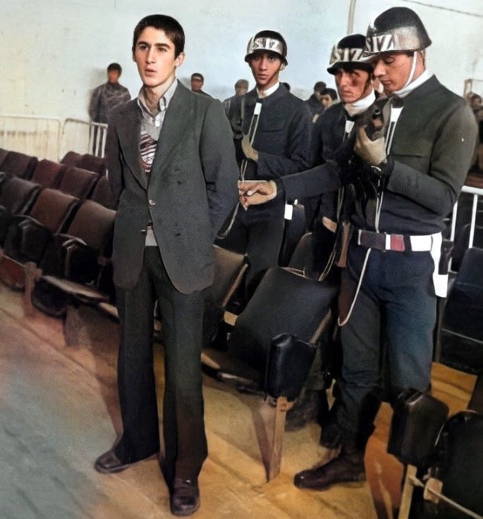 Öylesine çabuk gittin ölüme
Öylesine çabuk gönderildin ölüme...
Bu zayıf bedeninden mi korktular? 
Bu masum kara gözlerinden mi ürktüler? 
Bu incecik boynunla mı başedemediler? #ErdalErenHep17Yasında