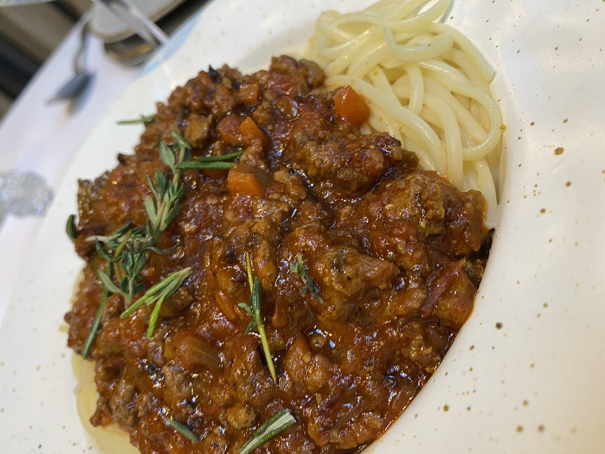 Disfrutamos mucho de la cocina de <a href="/ChefJMCalero/">Javier Muñoz-Calero Calderon</a> en su restaurante Ovillo. Mucho recorrido, especialmente el cangrejo real, mayonesa y lima; impecable la vieira gratinada; alubias con perdiz escabechada; e impresionante la boloñesa de venado y jabalí 1/2