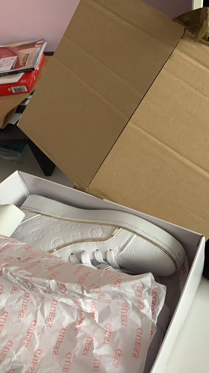 LisaBarson's tweet photo. @GUESS Shame this present turned up boxed like this?? Looks second hand. https://t.co/jqASsvT413