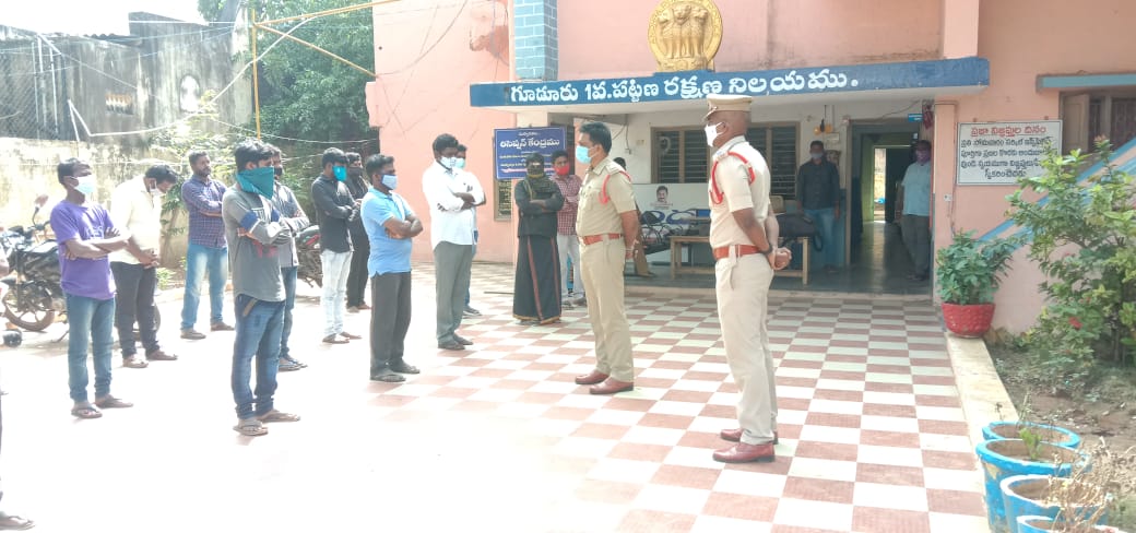 sp_nlr's tweet photo. నెల్లూరు జిల్లా వ్యాప్తంగా రౌడీ షీటర్, BC లకు కౌన్సెలింగ్ ఇస్తున్న దృశ్యాలు..#nellorepolice #appolice @appolice100 #rowdy #badcharacters https://t.co/lcsA2XYdp8