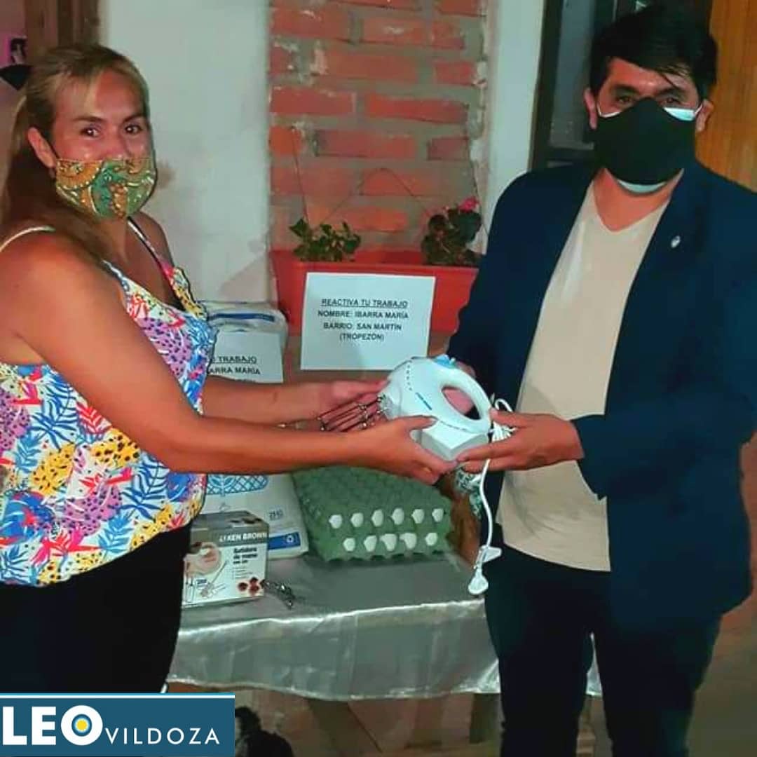 LeoVildoza's tweet photo. SI LA VES, VENDIENDO SUS "ALFAJORES, PASTAFROLA y PANES" #COMPRALE
MAIRA, mamá trabajadora del B° "Tropezón", sostiene su hogar, produciendo artesanias dulces.
Emociononada al recibir su #BATIDORA y #materias_primas.
🤲🏽POLITICA DE CONTENIDO HUMANO
🛠HERRAMIENTAS DE TRABAJO https://t.co/Xf21jQmg2E