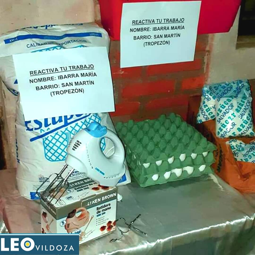 LeoVildoza's tweet photo. SI LA VES, VENDIENDO SUS "ALFAJORES, PASTAFROLA y PANES" #COMPRALE
MAIRA, mamá trabajadora del B° "Tropezón", sostiene su hogar, produciendo artesanias dulces.
Emociononada al recibir su #BATIDORA y #materias_primas.
🤲🏽POLITICA DE CONTENIDO HUMANO
🛠HERRAMIENTAS DE TRABAJO https://t.co/Xf21jQmg2E