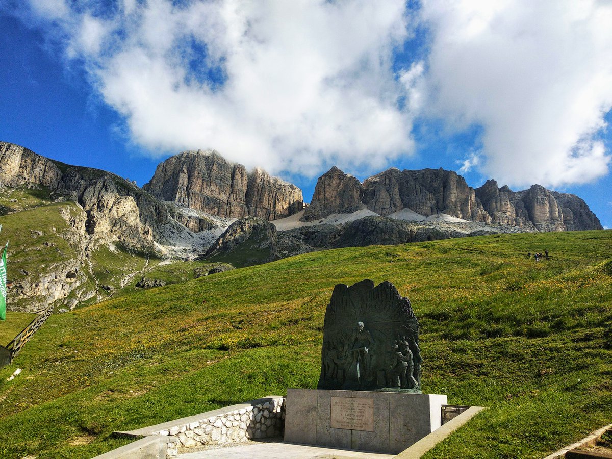 sobre los cuatro puertos, con nuevas imágenes, que forman la ronda Sella. Empezamos con quizá el más conocido, el impresionante passo Pordoi por Arabba. https://www.1001puertos.com/2012/10/passo-pordoipordoijoch-por-arabba.html