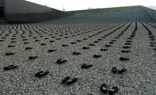 rainbowindsarah's tweet photo. Nanjing Massacre Anniversary🕯️🕯️🕯️ https://t.co/fD1gRtLjvz