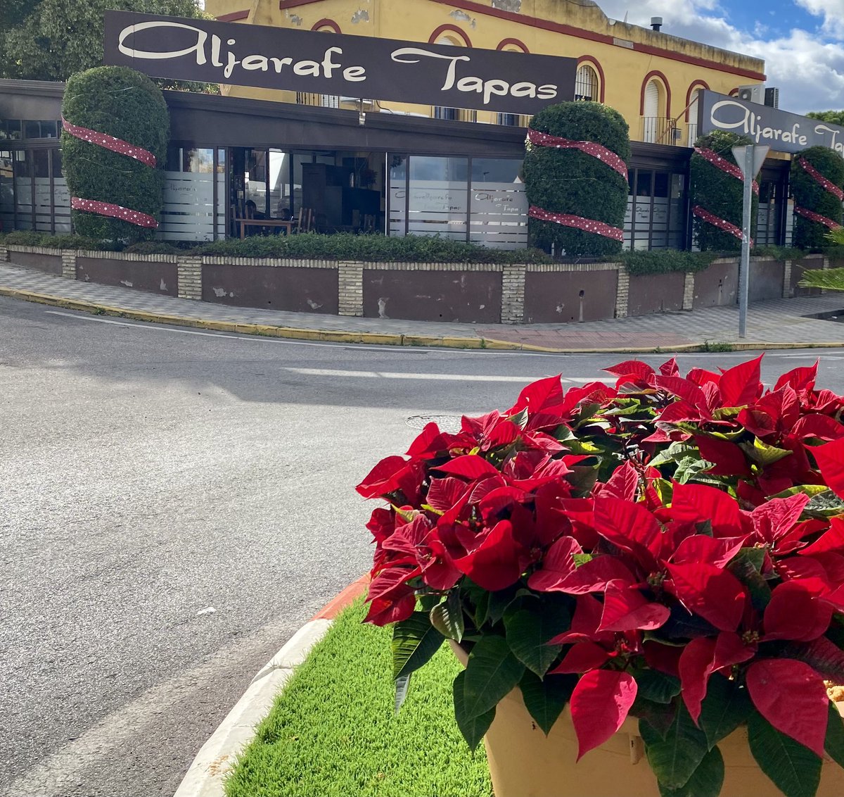 Ya llegó la Navidad a Aljarafe Tapas!!! Gracias por vuestra gran acogida en nuestra reapertura. 
Tlfno de Reserva 629.991.629 - Aparcamiento gratuito