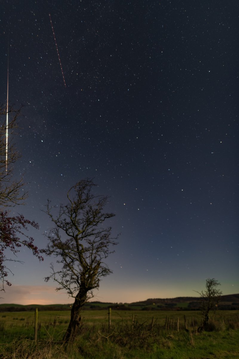 one of the biggest fireballs i caught at beacon fell chasing the green glow last year it was amazing !! @ProfBrianCox @Roy_Astro @Dave_StarGeezer @Stephencheatley @sjb_astro @skyatnightmag 

#GeminidMeteorShower #Geminids