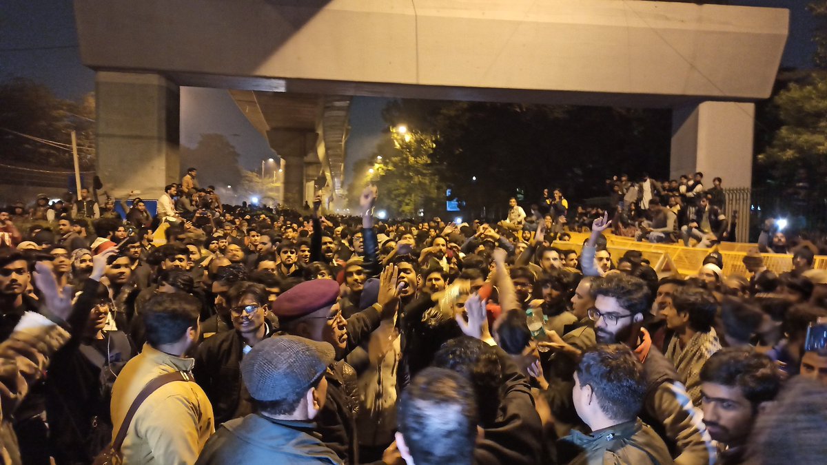 shadabmoizee's tweet image. 13 December 2019.. Jamia Millia Islamia.. Ek aandolan ki shuruat.. 
PC- SM.. 
#CAA_NRC_Protests #JamiaMilliaIslamia