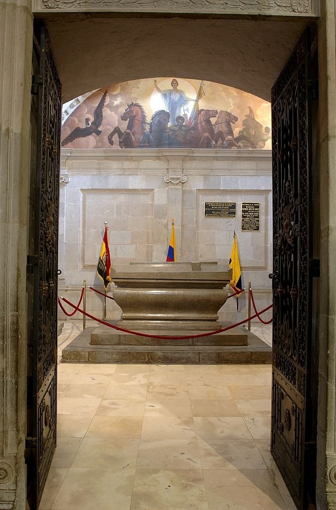 LaHistoria200's tweet photo. Tumba de Antonio José de Sucre en la Catedral de Quito, Ecuador. Vencedor en Pichincha y casado con una quiteña, Sucre amó la tierra que hoy guarda sus restos. https://t.co/8PdClM8DHw