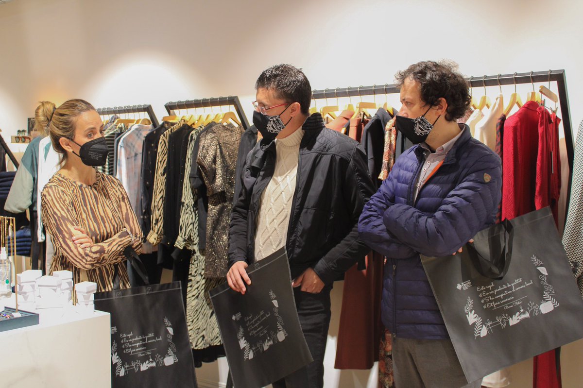 kakskhl's tweet photo. 🤝🎁Innovació Comercial i Plurilingüisme i Foment del Valencià treballant de la mà pel comerç local.
S’han repartit 10.000 bosses entre els comerços locals de la ciutat per a entregar a aquells veïns i veïnes que realitzen les seues compres nadalenques en el mercat de proximitat. https://t.co/QjJwZyLMyL