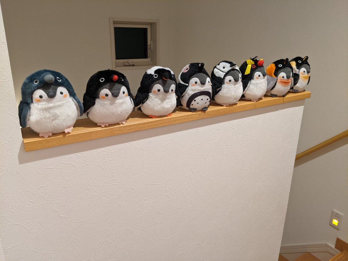 葛城千尋さんのツイート りんちゃんが階段のてすり ここに乗っちゃって危ないので コウペンちゃんとアドベンチャーワールドとのコラボのペンギンぬいぐるみを置いてみた 可愛すぎる 可愛すぎる アドベンチャーワールド コウペンちゃん