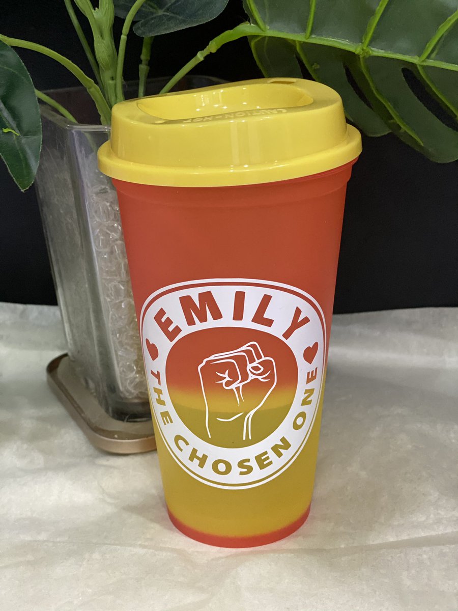 sikenit_d's tweet photo. Sisthur here felt like camerawoman today.. lay down on my tummy all just to get a good shot of my personalized color changing cup .. I shld ask kem take for me photo la... eh! Kem pulak 😂🤣 #yearendgift #colorchangingcup https://t.co/sFVKXGXahO
