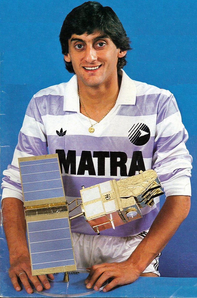 Les frères Cantona célèbrent la victoire de Montpellier face au Matra Racing en finale de la Coupe de France 1990