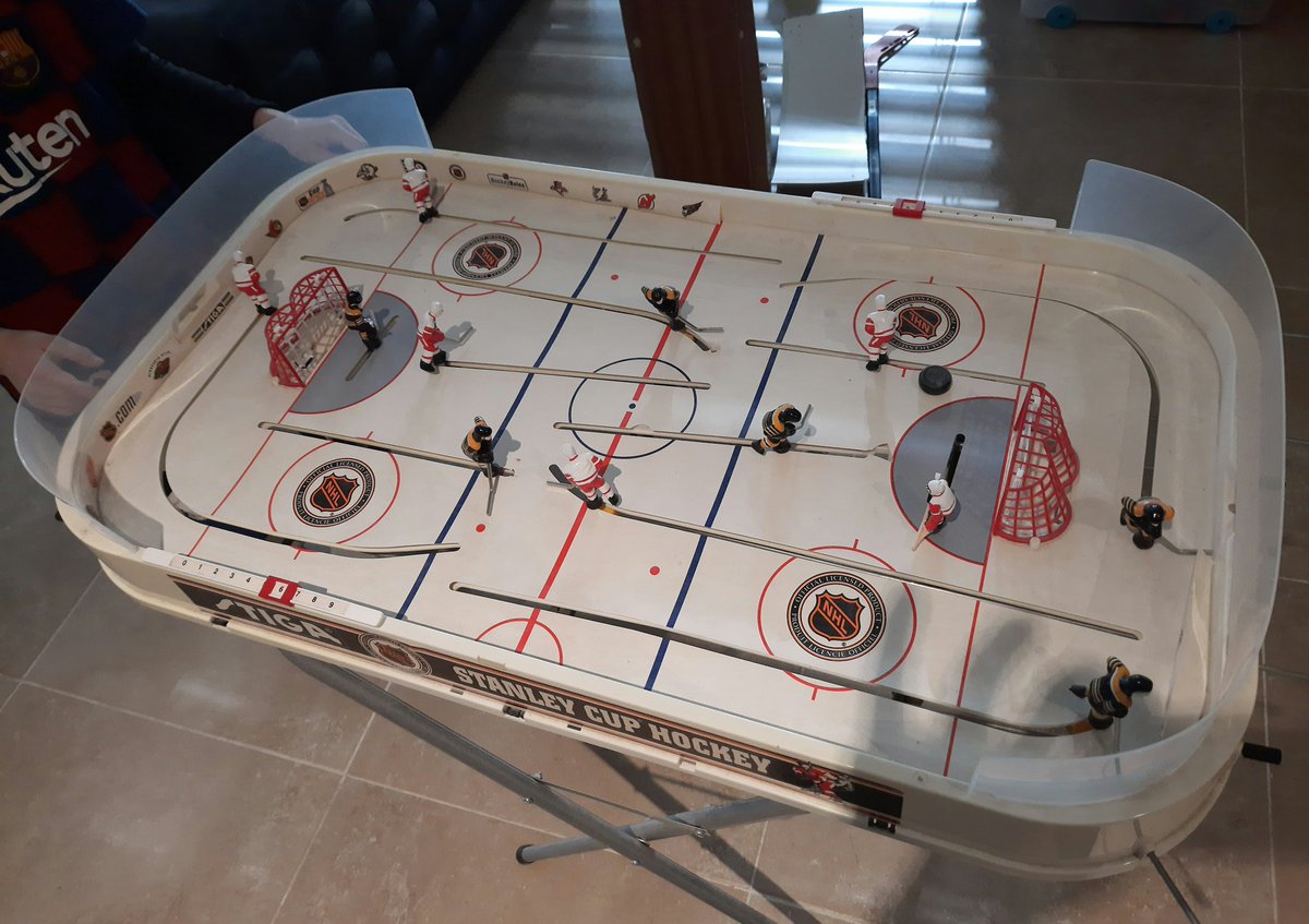 IsiRoquer's tweet photo. El futbolin (o hockeylin 😉🏒🤷🏻♂️) Stiga de la @NHL tiene ya unos 18 años pero aún nos sirve para pasar el rato en casa 😃😃. #HockeyEnCasa https://t.co/AZI9LTmF6s