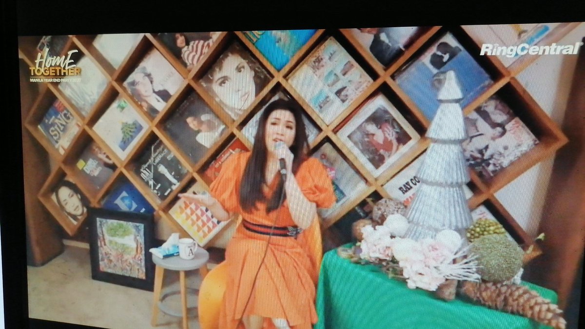 salvador_jhe's tweet photo. Inupuan lang kayo ni Ate Reg! Apakan niyo po ako Ate Reg! Hahahaha! @reginevalcasid

#ringcentralcelebratetogether
#ringcentralyep2020
#funinthecloud https://t.co/MNSMf80j0r
