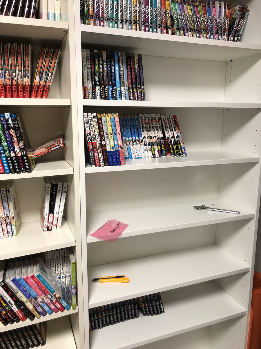 本棚買ってきたー！ IKEAのビリーって本棚 漫画用なら追加棚板を2枚買うのがおすすめ！奥行きがあるから前後に2列ずつ入って1台で800-1000冊ぐらい入れられる！  これで全部合わせて1万円未満の8,980円！コスパ最強の本棚だと思ってます 昔より強度も強くなってる気がし ...