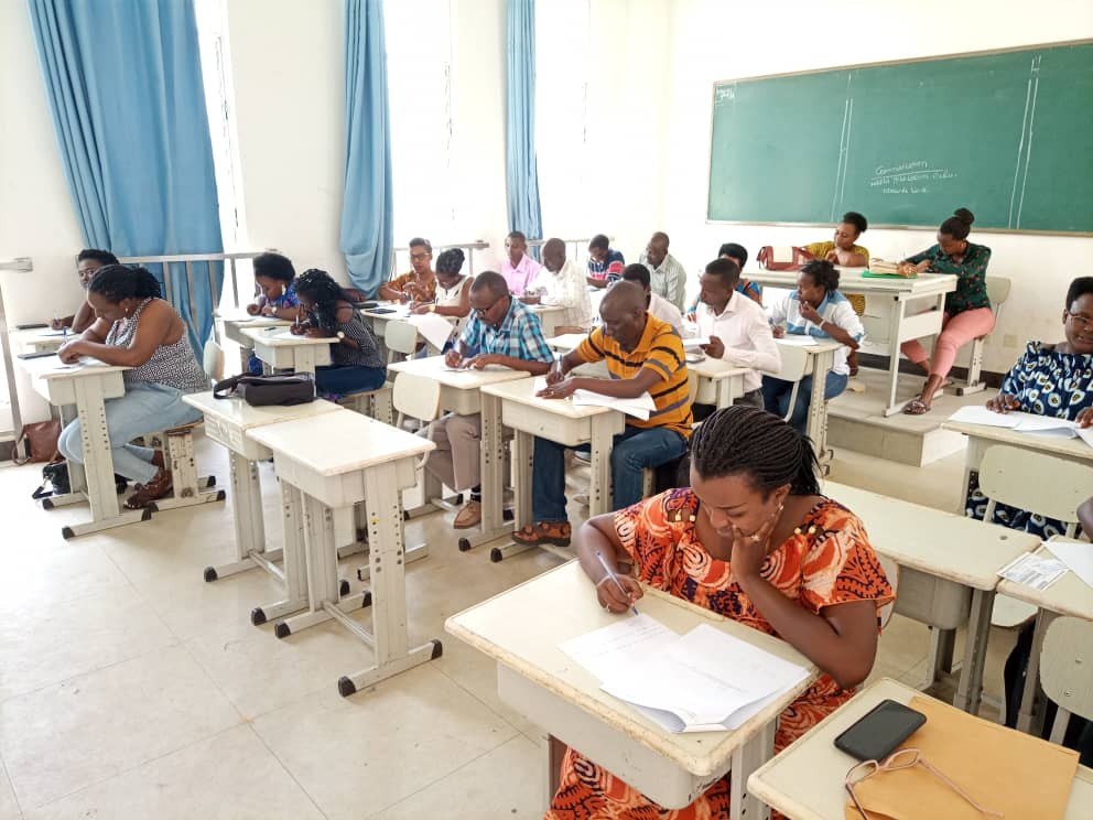Umuzi_Media's tweet photo. #Burundi Ce samedi le 12/12,les lauréats de la 6è promotion au #CEREPE ont passé l'examen après 6mois de formation intensive. Les candidats ayant suivi régulièrement la formation et qui auront réussi à l'examen recevront un Certificat Supérieur de Perfectionnement le samedi 19/12 https://t.co/RbU7eWsLFI