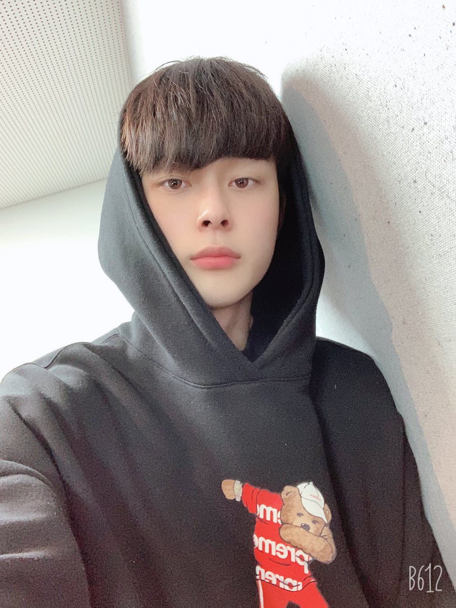 CUBE_YOOSEONHO's tweet photo. [#유선호] 첫눈❄️☃️☃️ https://t.co/Uh0gShT0wZ