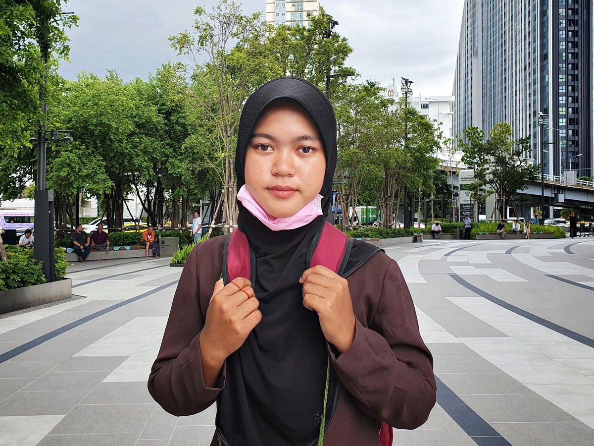 bkksnow's tweet photo. “เราไม่ได้ออกมาเพื่อตัวเองอย่างเดียวแต่เพื่อคนในประเทศ เพราะเราอยู่ในประเทศเดียวกัน สูดอากาศร่วมกัน หลังจากเรียนจบเราตั้งใจจะกลับมาพัฒนาบ้านเกิด เรามีความสุขและสบายใจที่ได้อยู่บ้าน ทะเลคือลมหายใจของคนจะนะ สำหรับเราแล้วทะเลคือสิ่งที่มีคุณค่ามาก” #SaveChana https://t.co/OCm47yvscA https://t.co/L2HtG6Iirg