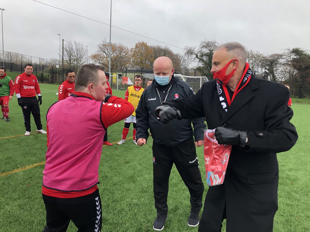 JasonMorgan1's tweet photo. ⁦@CAFCofficial⁩ owner ⁦@SandgaardThomas⁩ meets the ⁦@CAFCTrust⁩ Upbeats and gives out an early Christmas gift of a Charlton shirt to each player https://t.co/tv1vfJolaH