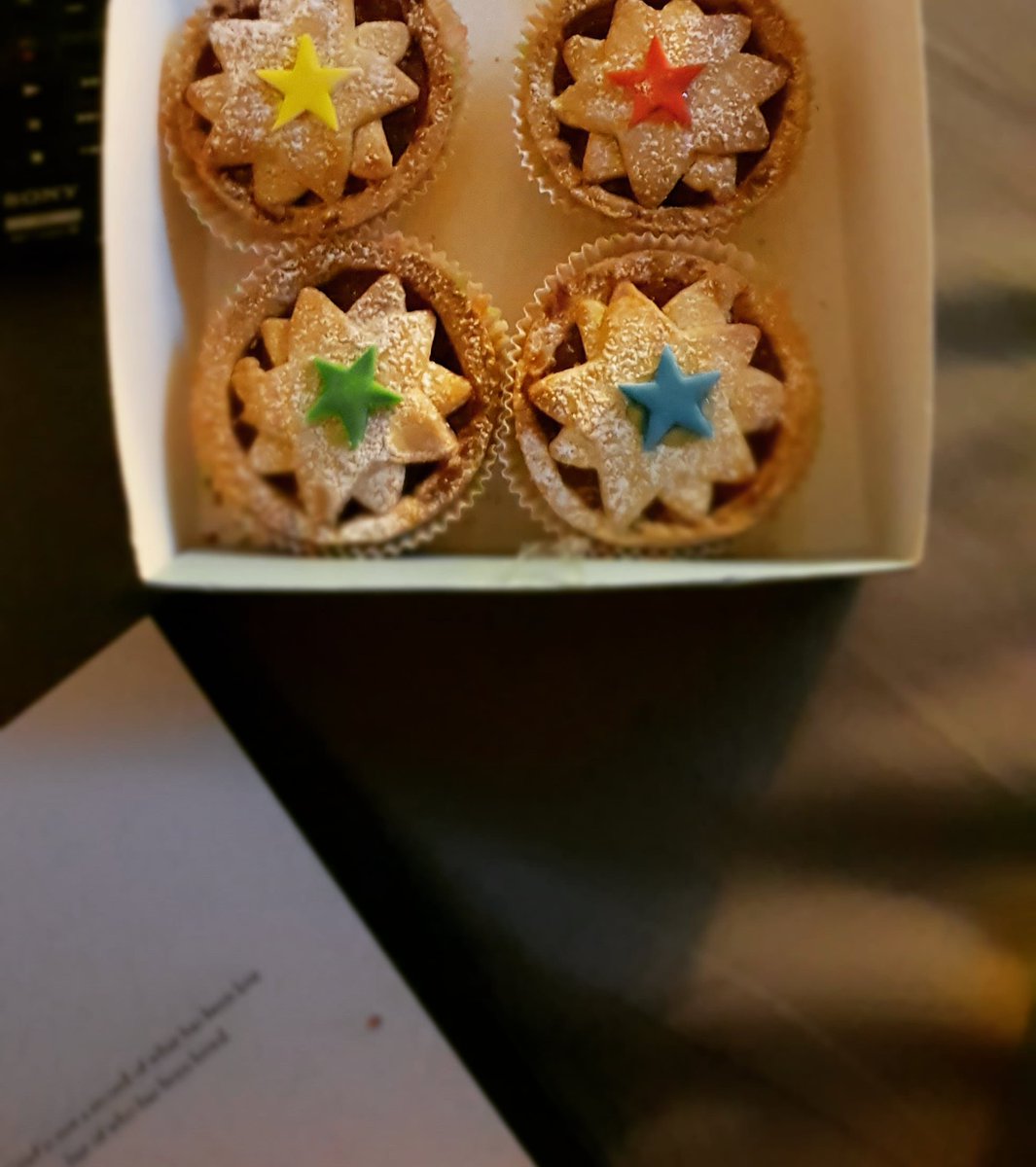 Sing_Along_Life's tweet photo. "Eating and reading are two pleasures that combine admirably."
- C S Lewis
.
.
.
.
.
#read #latenighttales #readingandeating #applepie #pie #mytwoloves #readingeverywhere #christmasy #festivemood #makeitcount  #gift #december2020 https://t.co/goe4stUNKE