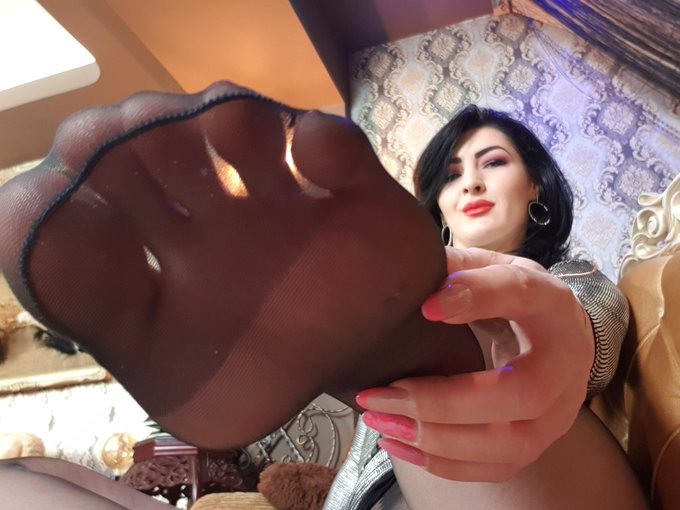 Ten little toes are waiting your tongue.. stop drooling there.. come and lick them! #nylons #footfetısh<a href="/tag/nylons"class="tags"><span>#nylons</span></a><a href="/tag/softsoles"class="tags"><span>#softsoles</span></a><a href="/tag/footfet%C4%B1sh"class="tags"><span>#footfetısh</span></a><a href="/tag/feetadict"class="tags"><span>#feetadict</span></a>