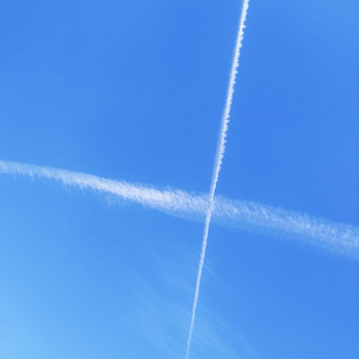 trejo_sonny's tweet photo. Que nos aclare ahora si el presidente que es esto, desde la mañana están activos ,  otros aviones pasan y no dejan tal estela de ( humo ) https://t.co/Wwd7QWUxX1