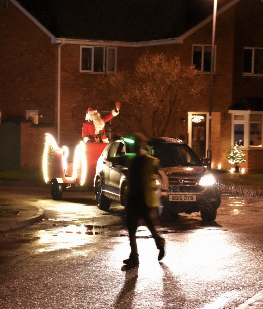 AlcesterScouts's tweet image. While as a Scout Group we couldn’t help Santa on his rounds this yr, its been great to see &amp;amp; give him a wave! Please support the @AlcesterRT who do a great job supporting the local community! Well done to all at the Round Table! You can donate here: justgiving.com/campaign/alces…