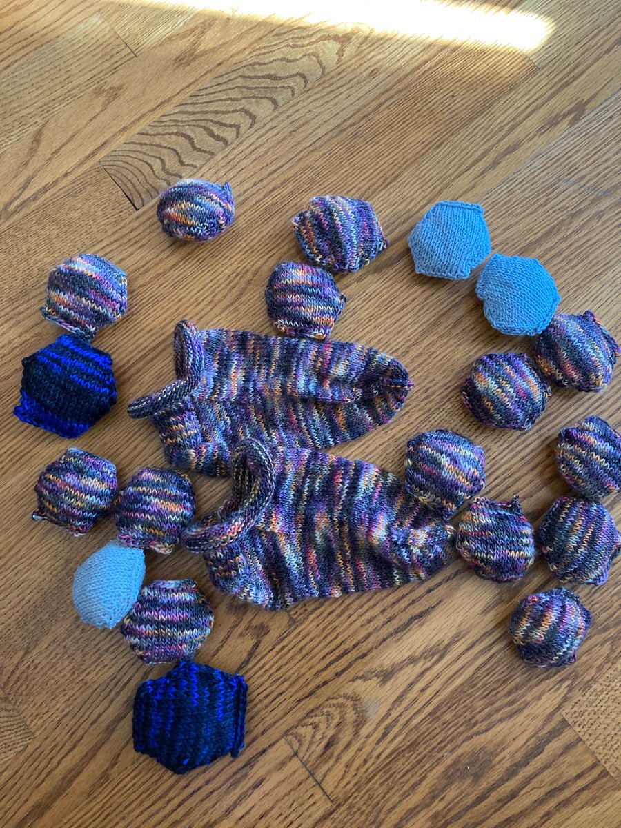 acnhAcornIsle's tweet photo. Pandemic puffs and a pair of socks #knitting #hexipuffs #rosecityrollers #sockknitting https://t.co/UGoAxWcBfG