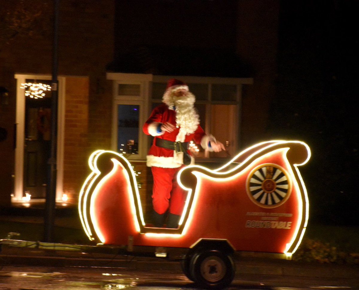 AlcesterCfr's tweet image. Well done @AlcesterRT for spreading some Christmas cheer! Its been great to see Santa &amp;amp; give him a wave! Unfortunately we couldnt help due to Covid, but please support the Round Table who do a great job supporting the local community! You can donate here: justgiving.com/campaign/alces…