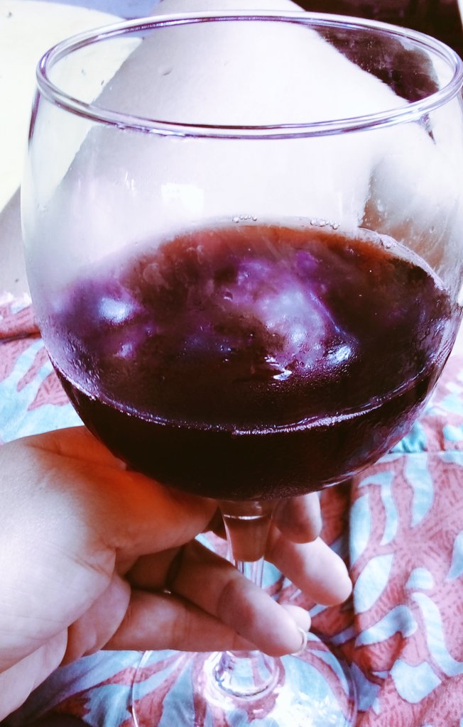 Con dinero y sin dinero
Yo hago siempre lo que quiero
Y mi palabra es la ley
No tengo trono ni reina
Ni nadie que me comprenda
Pero sigo siendo el rey
Salud!!!🍷😋🤣