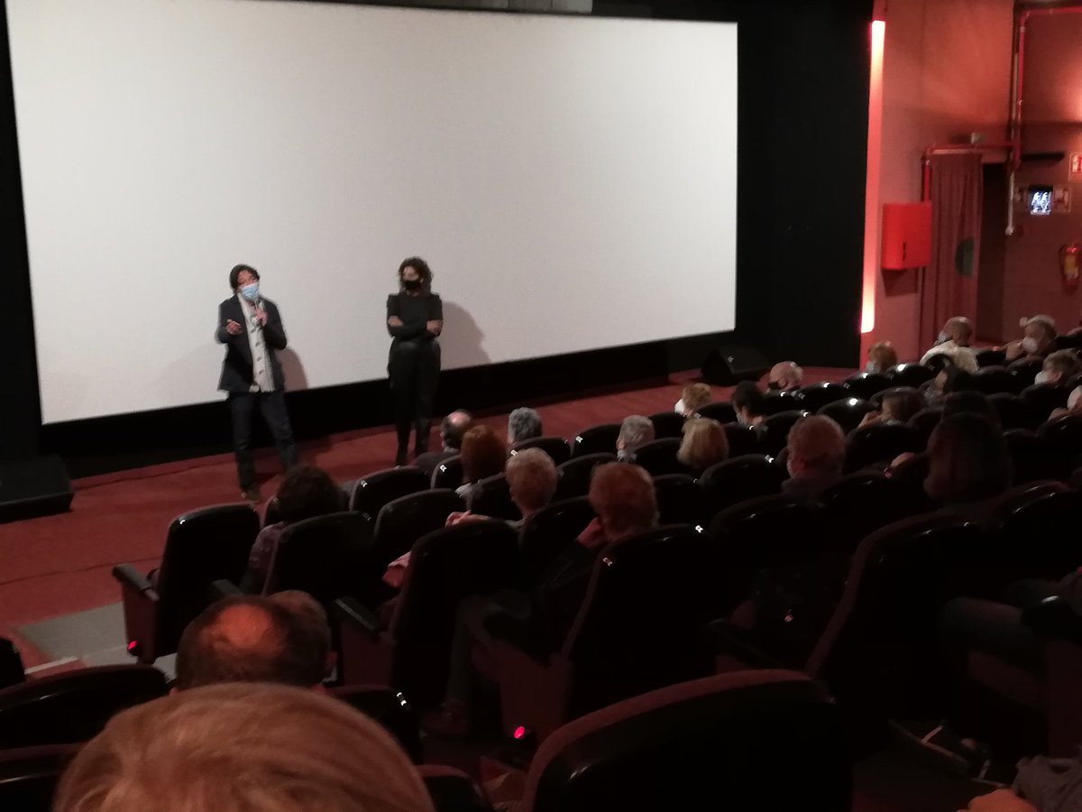 pepforn's tweet photo. Cues al @CinemaCatalunya #Terrassa per entrar a la presentació de 'Terra de telers' amb el seu director i guionista @joanfrankcharan 
Una història de les vides a la colònia tèxtil sencilles i tendres.
@TRS_CityofFilm https://t.co/NhDO1RlMt8