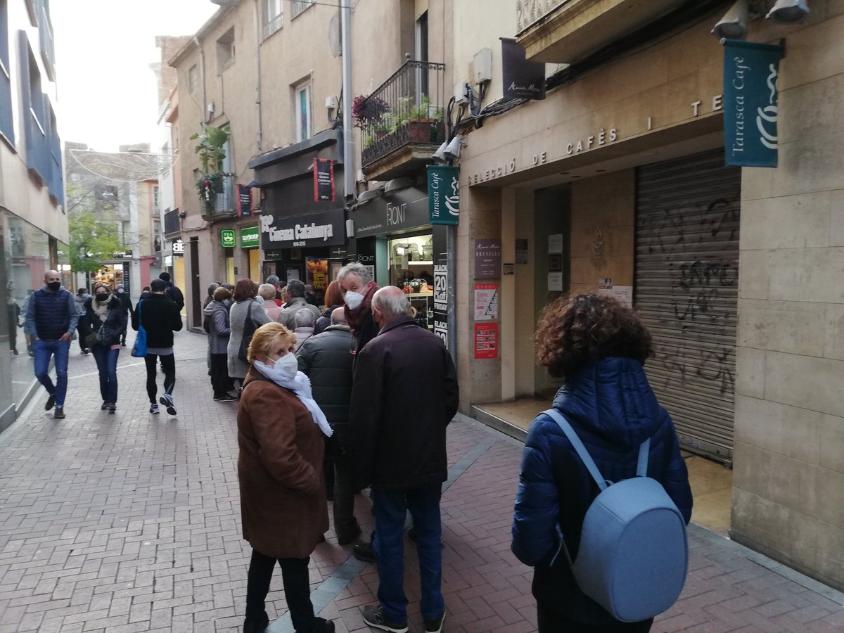 Cues al <a href="/CinemaCatalunya/">Cinema Catalunya</a> #Terrassa per entrar a la presentació de 'Terra de telers' amb el seu director i guionista <a href="/joanfrankcharan/">Joan Frank Charansonnet</a> 
Una història de les vides a la colònia tèxtil sencilles i tendres.
<a href="/TRS_CityofFilm/">Terrassa City of Film</a>