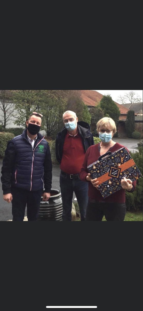 Ce week-end, toute l’équipe municipale s’est réunie pour distribuer des colis festifs au plus de 65 ans. C’est avec enthousiasme que les habitants nous ont accueilli dans le respect des règles sanitaires  😷 

Nous avons distribué 115 colis dans la joie et la bonne humeur...😄