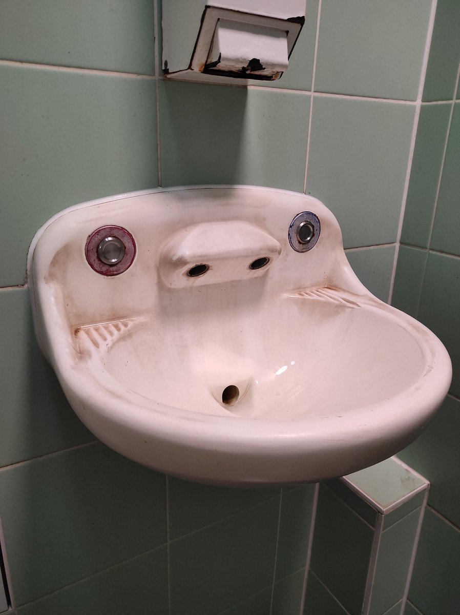 Mumma_Pea's tweet photo. Constantly surprised at the number of people washing their hands @FacesPics https://t.co/NTpvRSEr5q