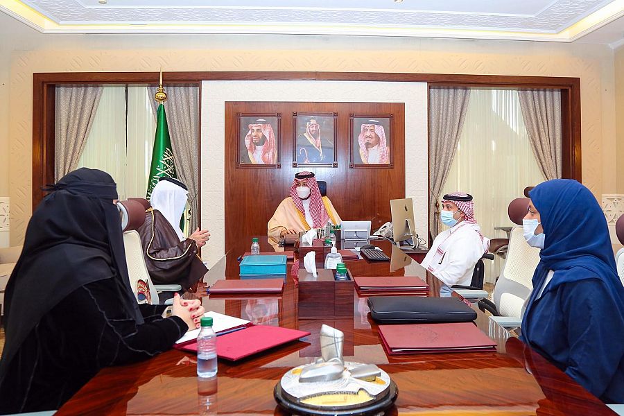 SPAregions's tweet photo. سمو نائب أمير المنطقة الشرقية يستقبل مدير فرع الموارد البشرية بالمنطقة.
https://t.co/vOqB4aSzCB
#واس_عام https://t.co/VCrfp6ZMkk