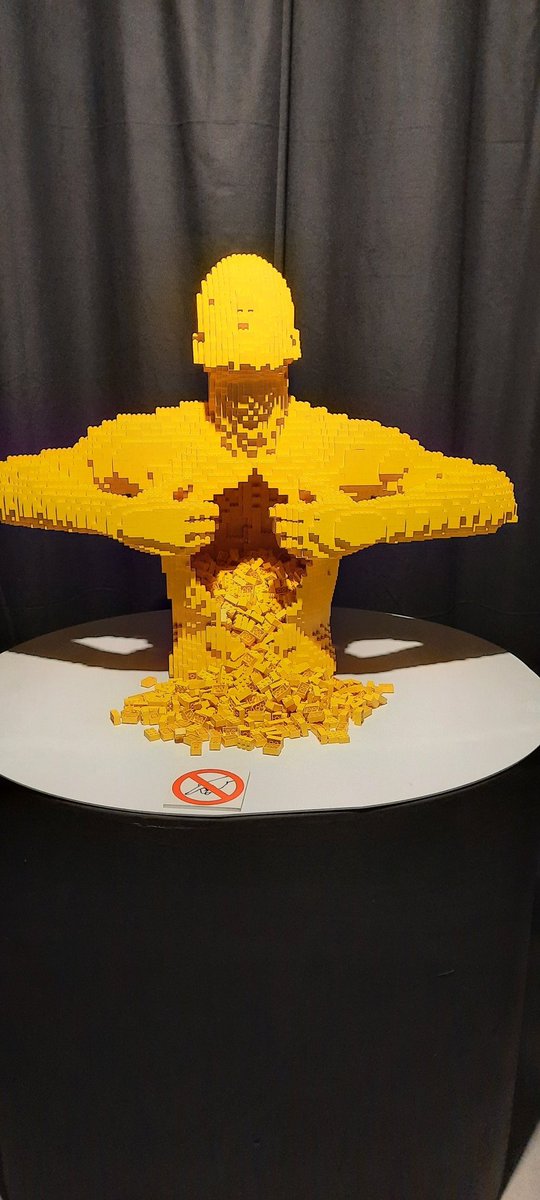 CJDippel's tweet photo. Ben benieuwd hoe dik de handleiding is voor 'n LEGO-bouwsel  @artofthebrick.nl in #kalverpassage https://t.co/0wL5q60VBW